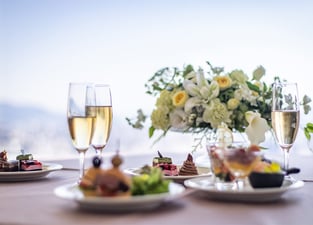 Trang trí hoa và sắp xếp bàn ăn