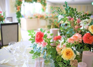 Decoraciones florales y arreglos de mesa.
