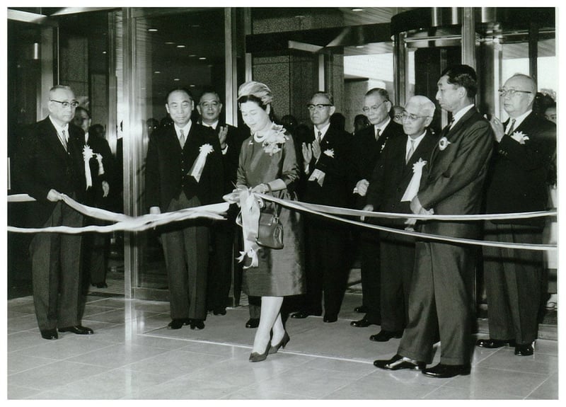 Ribbon-cutting ceremony by Princess Takamatsu at the opening of the Osaka Royal Hotel.
