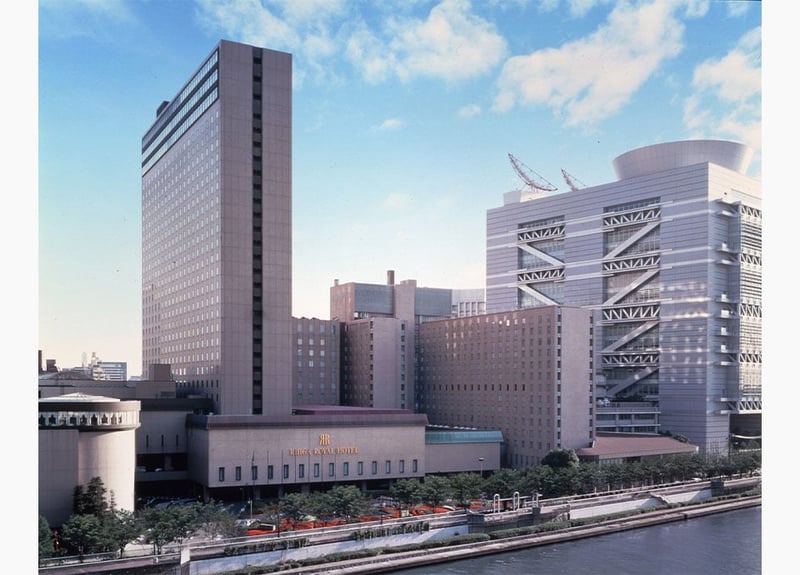 In 2000, the Osaka International Convention Center was also opened to the west
