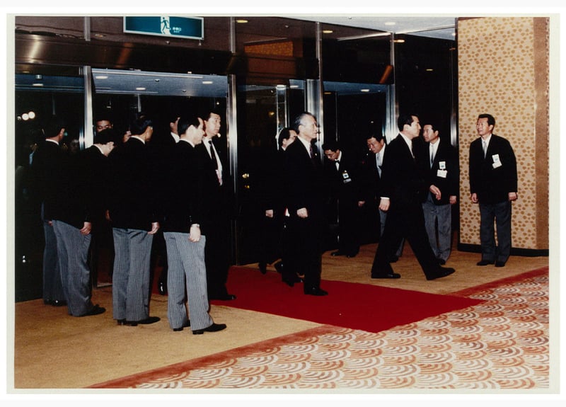 Hotel staff welcoming Prime Minister Murayama, who visited the hotel to attend a banquet at the 1995 APEC (Asia-Pacific Economic Cooperation) Osaka Summit