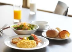 อาหารเช้าและเครื่องดื่มฟรี