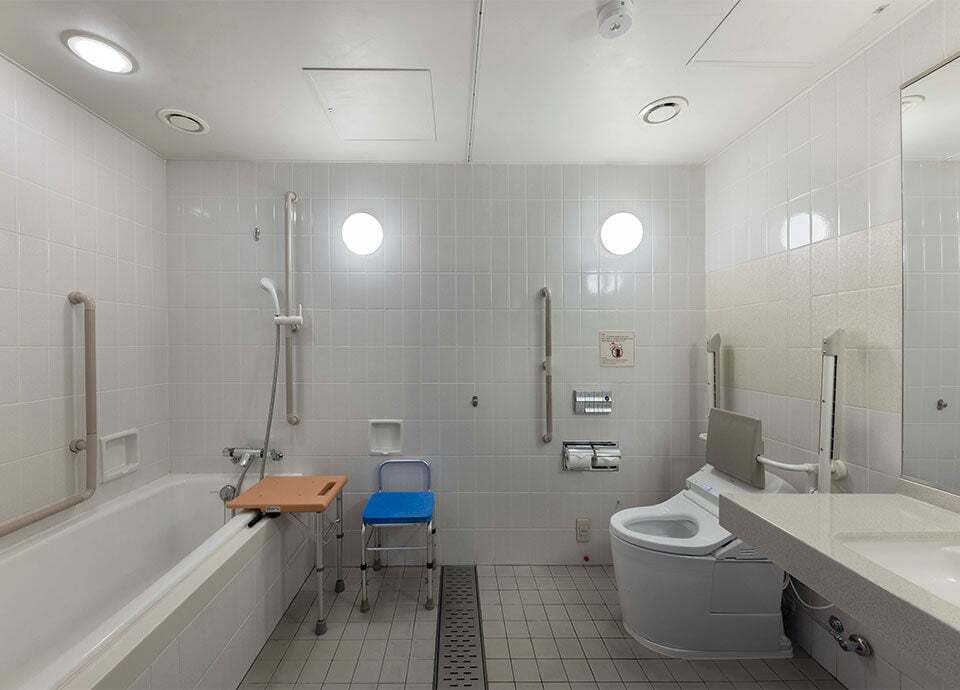 1 Queen Standard Accessible